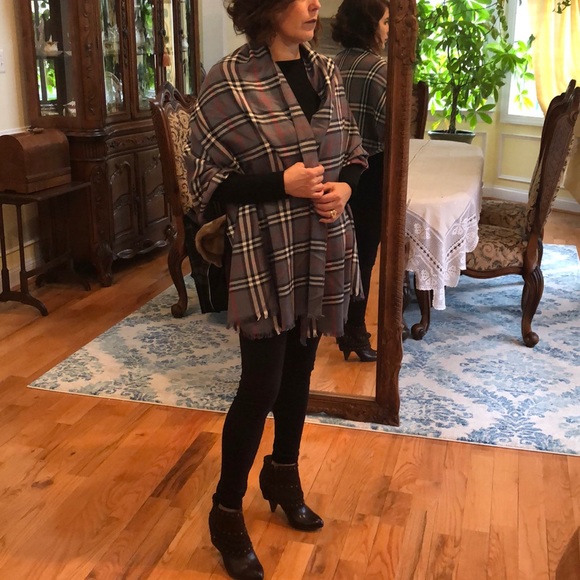 Burberry large size shawl scarf 🧣 ❤️ - Picture 5 of 8
